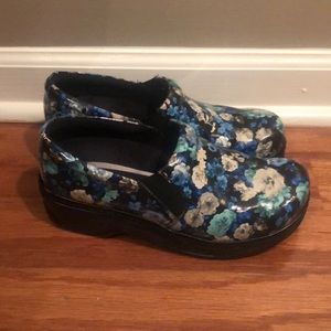 Klogs barely worn “nurses shoe”